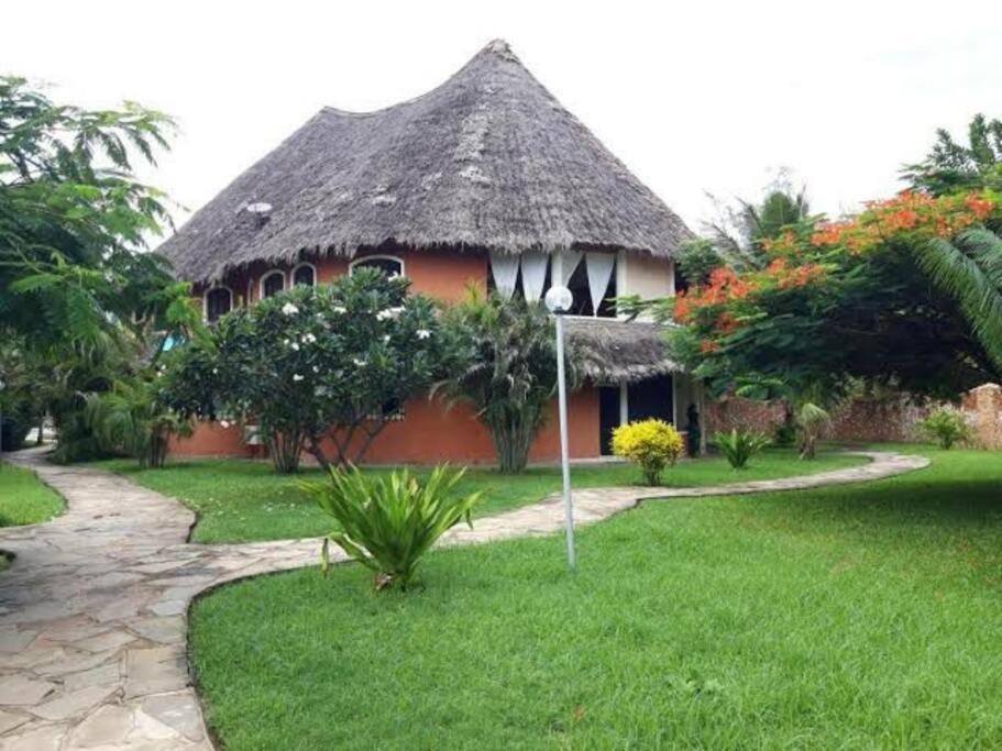 Tembo Beach Cottage Malindi Extérieur photo